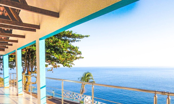 Praia de Borrifos House | Beautiful coastline overlooking Alcatrazes Island