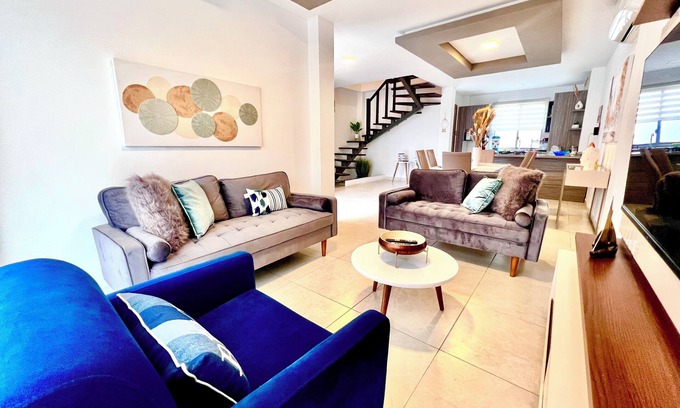 Manta House | Beautiful complete accommodation in Manta with pool and private condominium.
