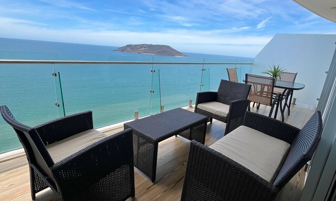 Las Gaviotas Apartment | Beautiful condo in Camino al mar, right on the beach for 6 persons