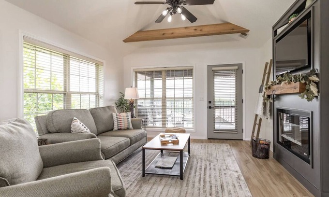 Branson West Condo | Beautiful Condo in StoneBridge VillagenMins to SDC, Table Rock Lake and Branson