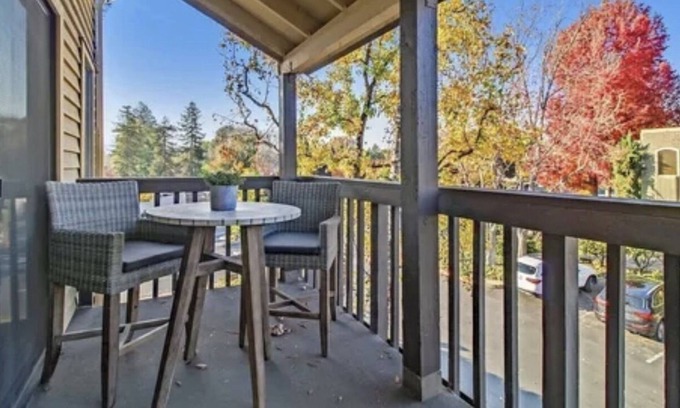 Pleasant Hill Condo | Beautiful condo w/fireplace in the heart of downtown Pleasant Hill