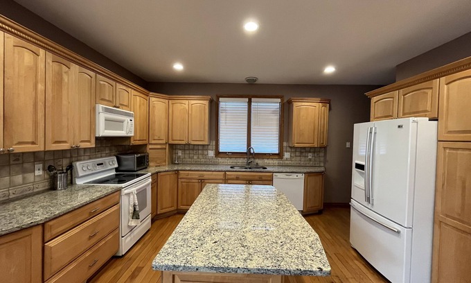 Anchorville House | Beautiful Contemporary 3200sq ft Lake Oasis w/Amazing Views!