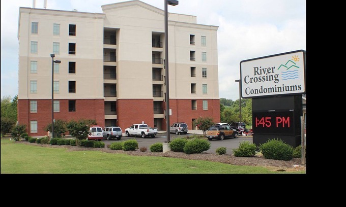 Sevierville Condo | BEAUTIFUL&CONVENIENT.RIVERFRONT&MOUNTAIN VIEW. (ONLINE BOOKING) FREE CLEANING