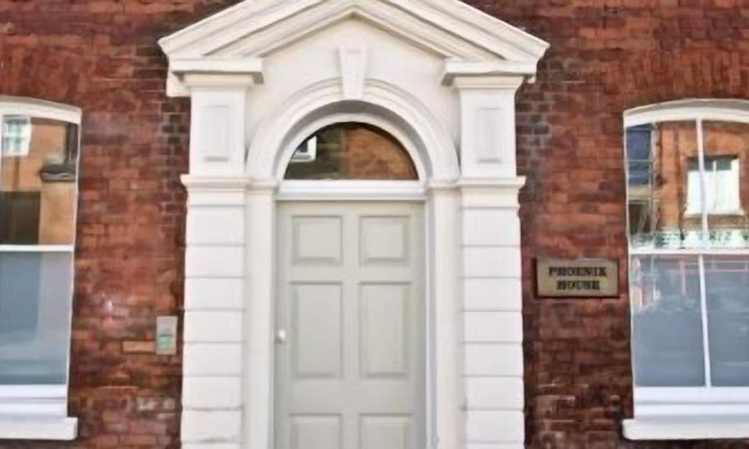 Newbury Apartment | Beautiful conversion in a Grade II listed building (DPHX)