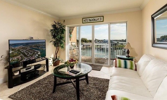 Capri Isle Condo | Beautiful corner Treasure Island Walk to Beach 2/2 - Available now!