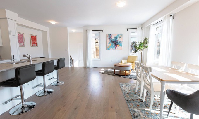 Whitby House | Beautiful Corner Unit Town in Whitby W/Parking - Bright Spacious Open Layout