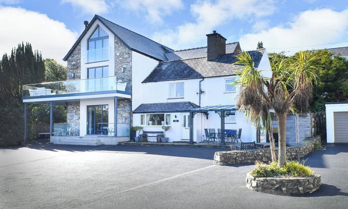 Llanbedrog House | Beautiful cottage a stones throw from the beach.