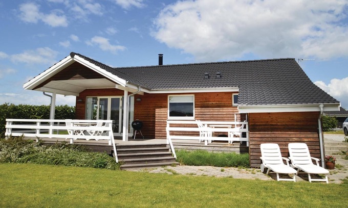 Svinøvester House | Beautiful cottage, comfortably furnished and equipped with, among other things, a fireplace stove, w