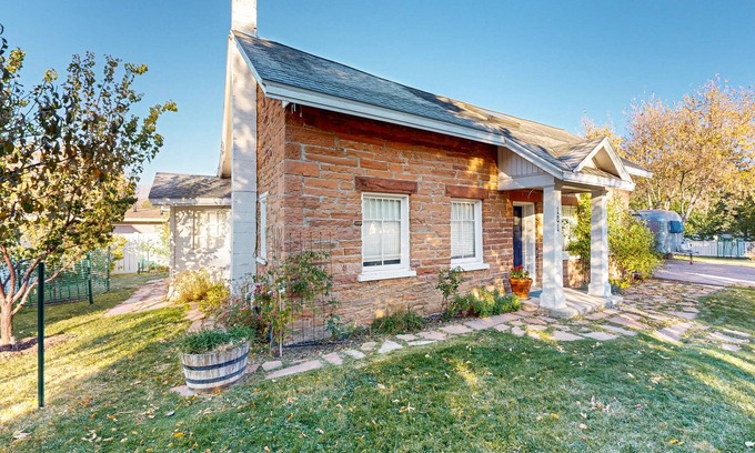 Heber House | Beautiful cottage with mountain views, wifi + hear outdoor activities