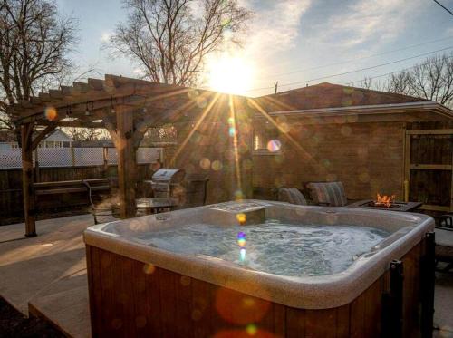 Miller Beach House | Beautiful Cottage with Hot-tub in Gary, Indiana