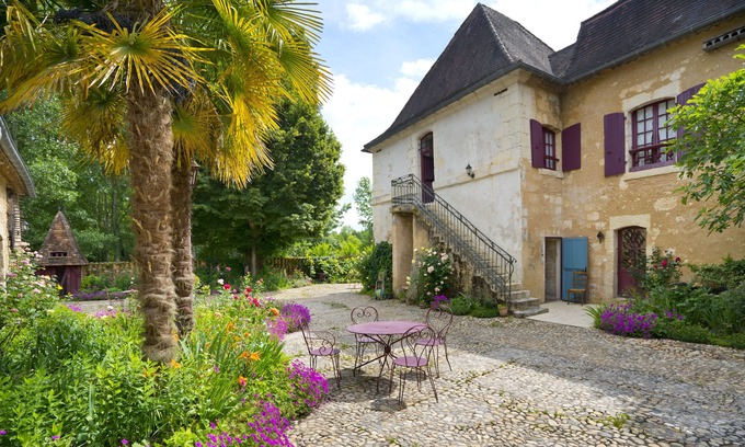 Villamblard House | Beautiful country house with large pool & pretty garden, free Wi-Fi