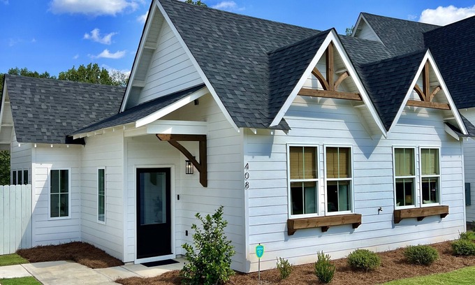 Auburn Cottage | Beautiful cozy cottage located within a mile from Jordan-Hare Stadium
