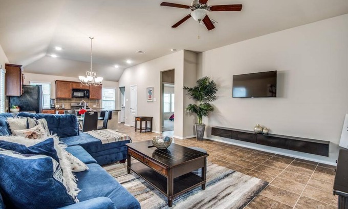 Houston House | Beautiful cozy home in a lovely neighborhood!