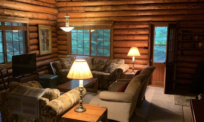 Victoria Beach Cottage | Beautiful cozy log cabin