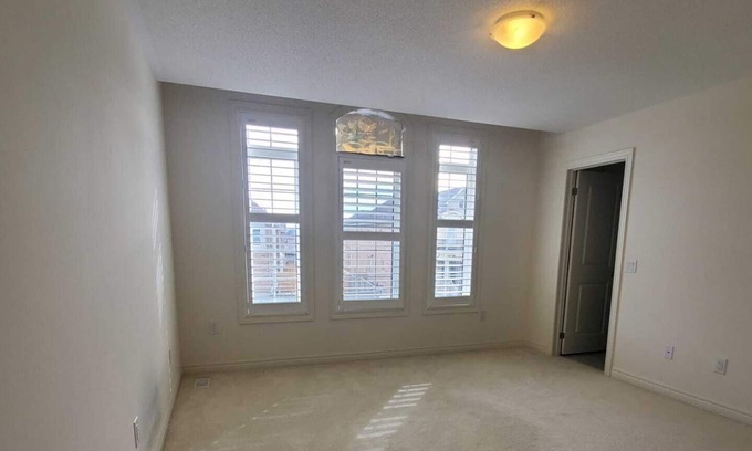 Brampton House | Beautiful, cozy, modern 4 bedroom house in the heart of Brampton