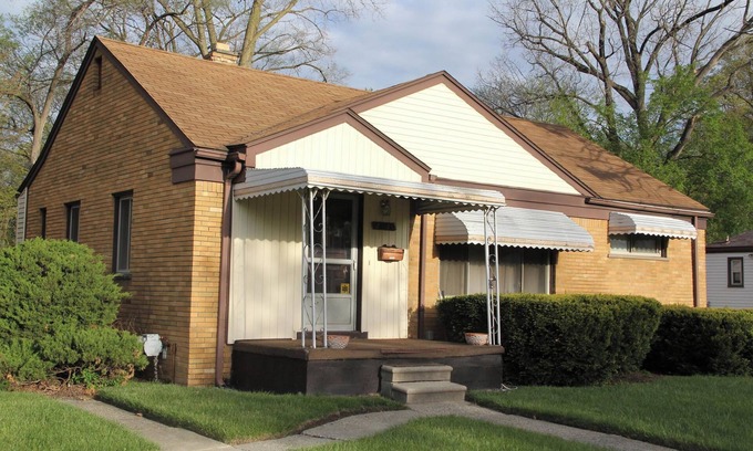 Detroit House | Beautiful, Cozy Stay in Oak Park, Queen Bedroom, Work Setup, Central Air. Grill