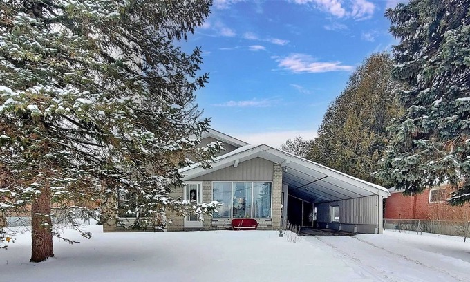 Aurora House | Beautiful detached bungalow in Aurora newly renovated