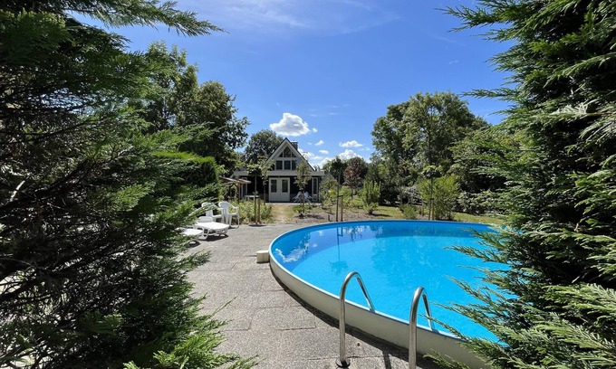 Scharendijke House | Beautiful detached bungalow with private pool and a large,