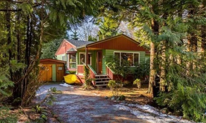 Squamish Cabin | Beautiful Downtown 'Forest' Cabin with hot tub