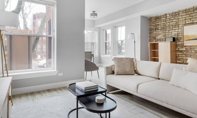 Edgewater Apartment | Beautiful Edgewater 2BR nr Loyola & Red Line, by Blueground