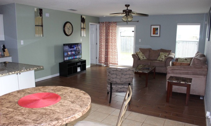 Southside House | Beautiful Entire Home only 1 exit to Lackland AFB.Minutes to Sea World/Six Flags