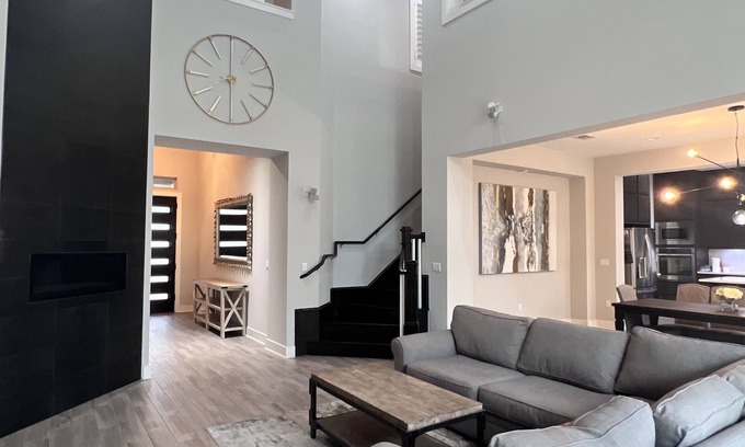 Shady Hollow House | Beautiful Executive Home in Circle C. Convenient just 19' from downtown Austin.