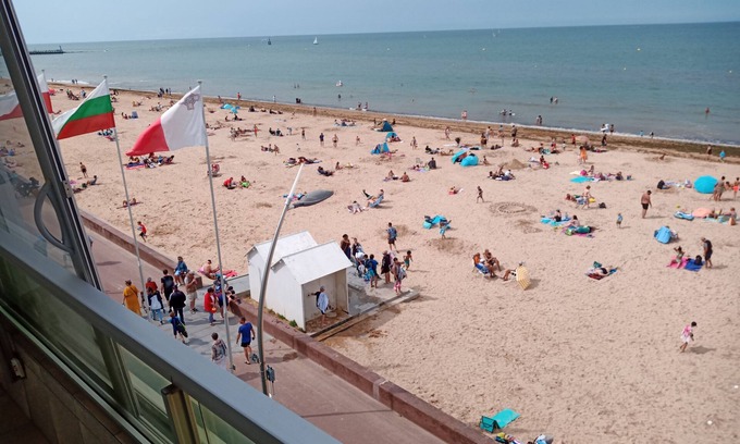 Courseulles-sur-Mer Apartment | Beautiful F2 overlooking the beach.