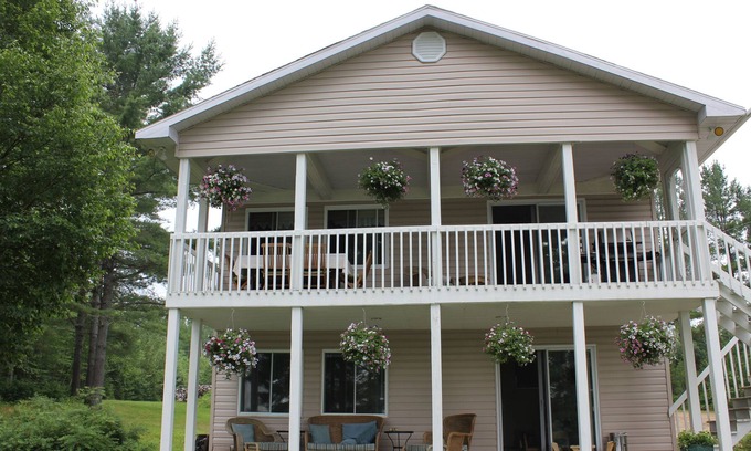 Notre-Dame-du-Laus House | Beautiful Family Lake Home