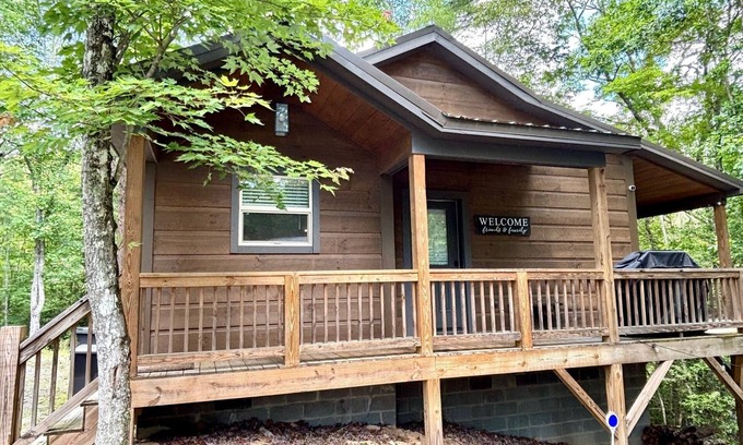 Murphy Cabin | Beautiful Fall Escape Near Downtown Murphy with a Fire Pit & Hot Tub