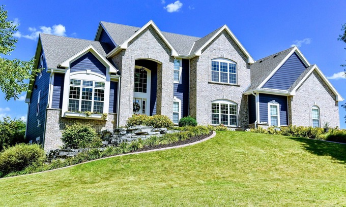 Menomonee Falls House | Beautiful Family Home Away from Home
