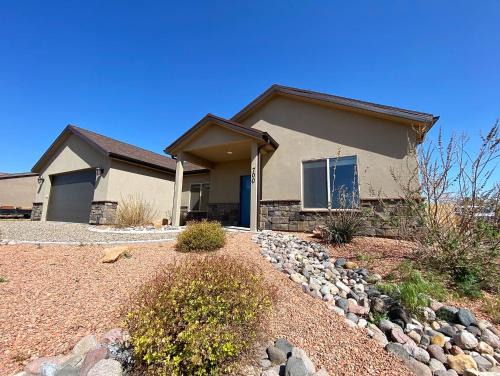 Kanab House | Beautiful Family and Pet-Friendly Home Near National Parks with NEW Hot Tub