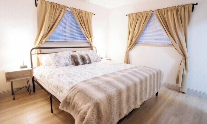 Southside House | Beautiful Family Home Mins to Lackland