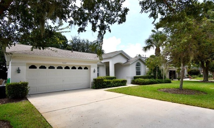 Greater Groves House | Beautiful Family Home near Disney! Completely Renovated! Private Pool & Jacuzzi!