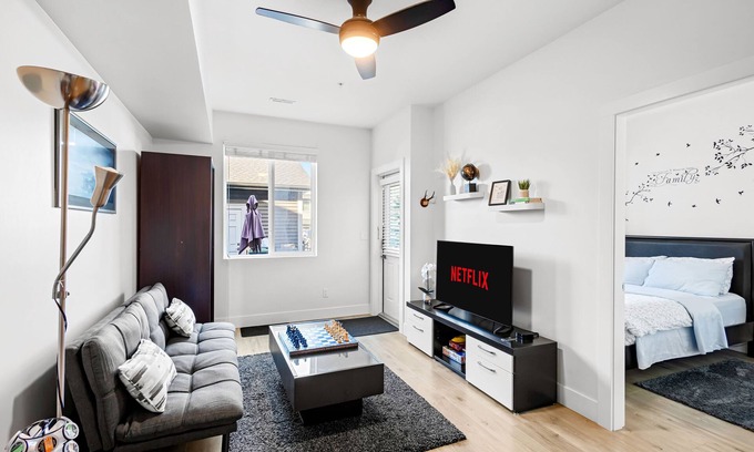 Yorkson House | Beautiful Family Suite w/Backyard Picnic & Games