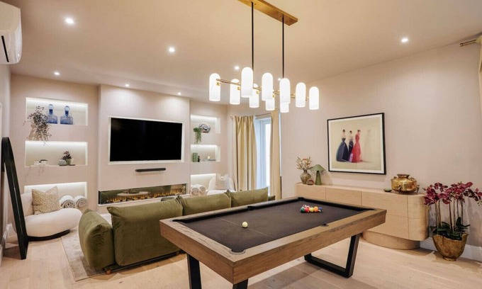 Parsons Green and Walham Apartment | Beautiful Fulham Townhouse with a bar & pool table