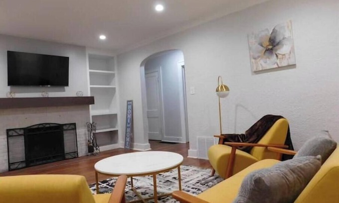 Peoria House | Beautiful Fully Furnished 2-Bedroom, 1-Bath Home