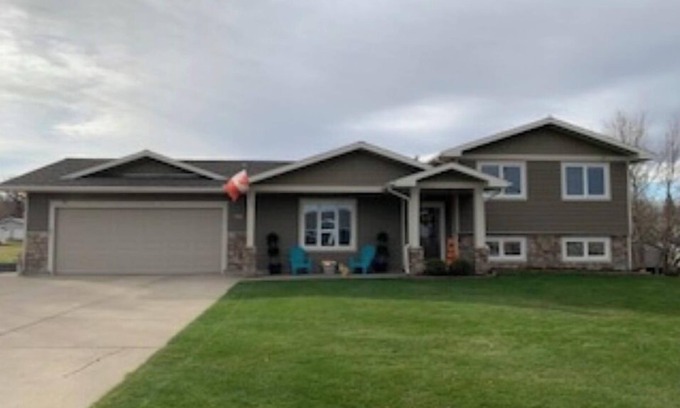 Cardston House | Beautiful fully renovated 4 bedroom house with large open kitchen