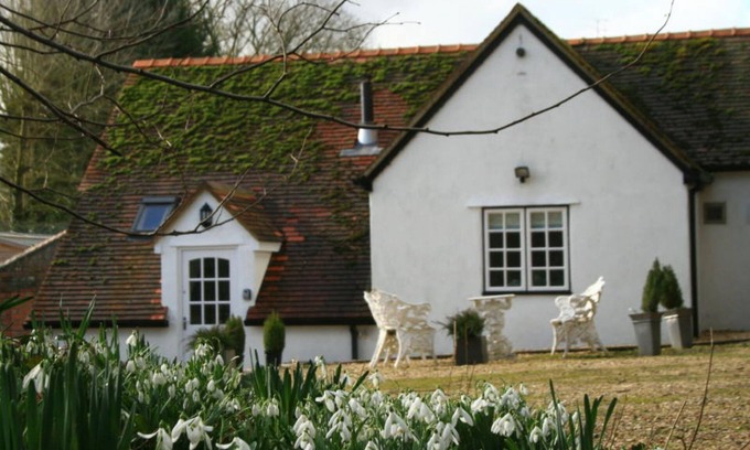 Milton-under-Wychwood Cottage | Beautifully decorated 2 Bed Room Cottage With Use Of Private Tennis Court
