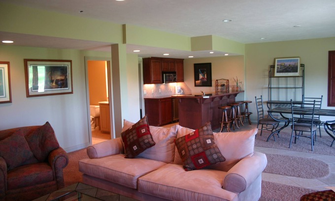 Omaha House | Beautiful Golf Course Property - Lower Level For Rent