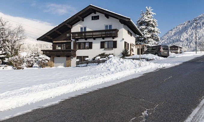 Itter House | Beautiful group house, ski lift nearby