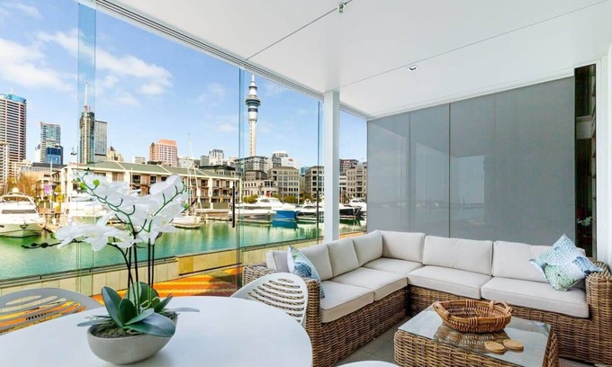 Auckland Central Business District Apartment | Beautiful harbour view apartment by Zodiak Stays