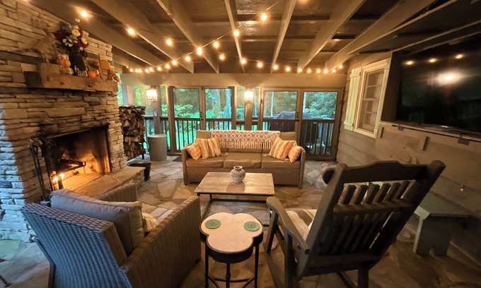 Highlands Cottage | Beautiful Highlands cabin! 8 min to town-Pet friendly-lots of outdoor space