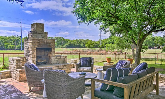 Comfort House | Beautiful Hill Country Cottage - Walk to Downtown!