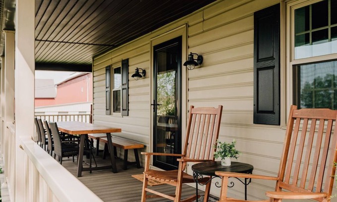 Mount Joy House | Beautiful Historic Farmhouse between Hershey and Lancaster - 4 BR Getaway