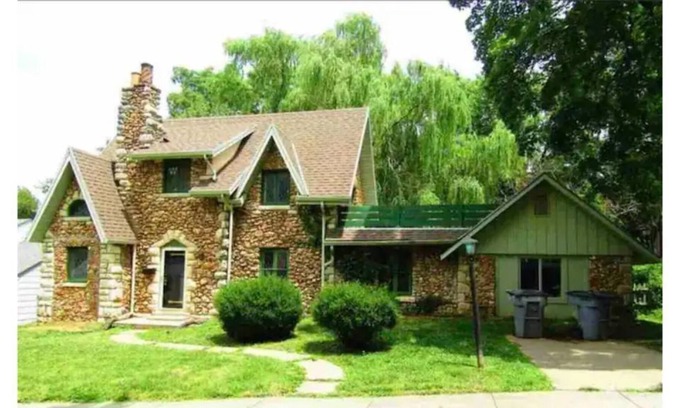 Emporia House | Beautiful Historic rock house