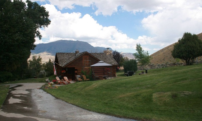 Wapiti Cabin | Beautiful Historical Cabin located half way between Yellowstone and Cody (2 BR)