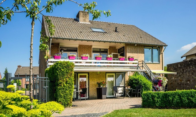 Strucht House | Beautiful Holiday Home in Schin op Geul with Garden