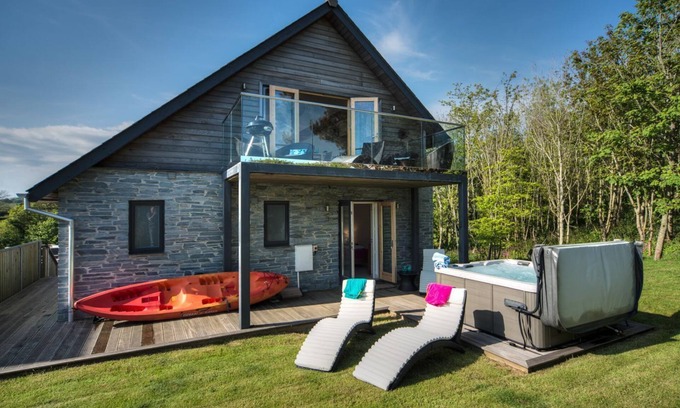 Talland House | Beautiful holiday home with hot tub, just a walk away from Talland beach.