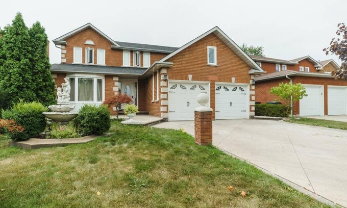 East Credit Apartment | Beautiful Home 4 Bed, 3 bath, garage, backyard!