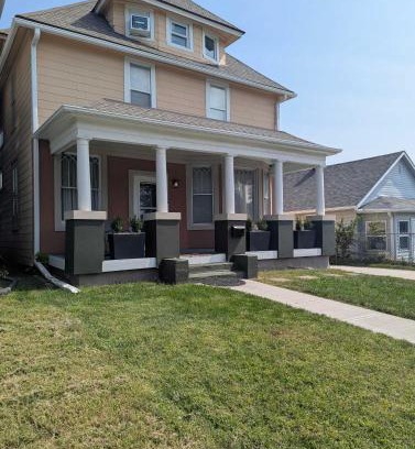 Southeast Omaha House | Beautiful Home 7 bd 3000sf for Groups & Families
